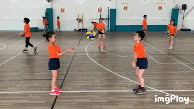 杨紫在大学篮球场上展示球技，男生们对她的歌声赞不绝口…