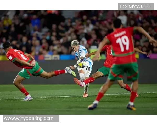 TA：热刺&曼联等队关注扬-迪奥曼德，但他冬窗转会可能性很小